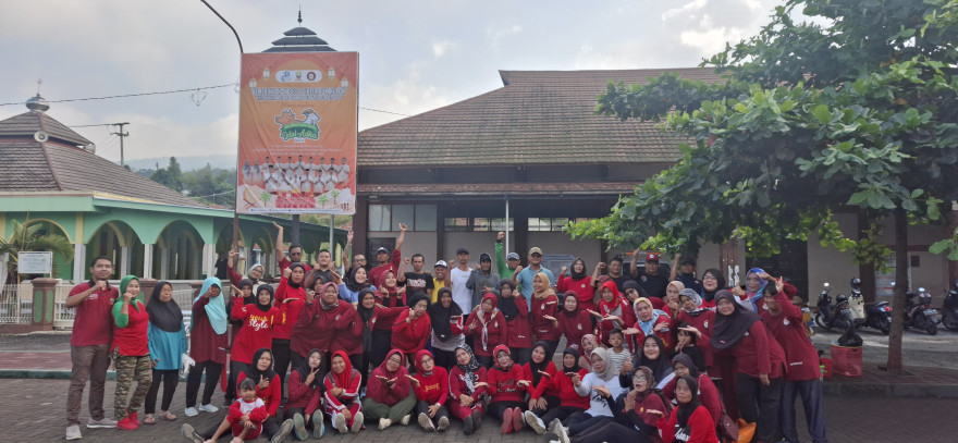 Perangkat Desa, BPD dan LKD Cibeureum Kulon saat mengikuti senam pagi di Alun-alun Desa Cibeureum Kulon