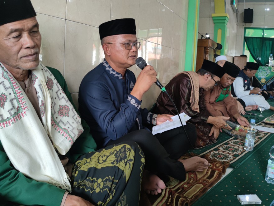 PERINGATAN ISRA MI'RAJ DI MASJID JAMI AL KAUTSAR: KADES GUN GUN AJAK WARGA CIBEUREUM KULON MENJADI PRIBADI BERKARAKTER ISLAMI