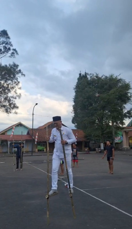 Pemerintah Desa Cibeureum Kulon Hidupkan Kembali Permainan Engrang di Alun-Alun Desa