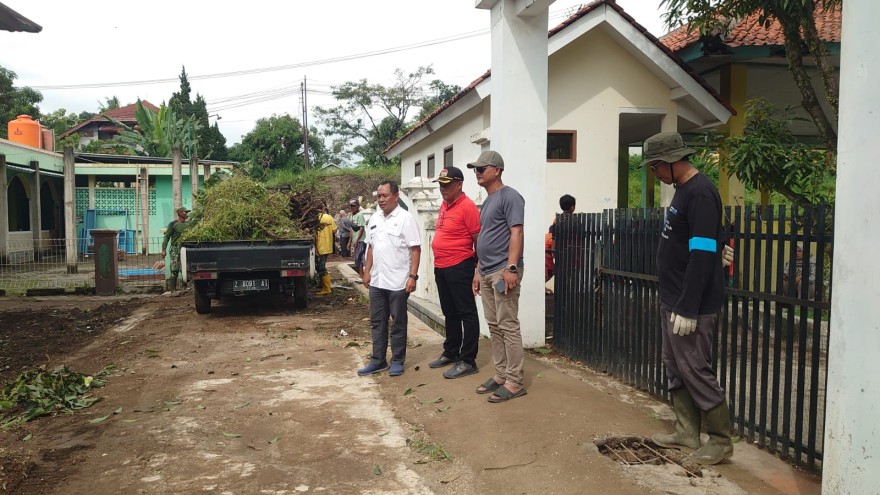 Cibeureum Kulon Bergerak: Penataan Jalan Kebun Demplot Sambut Hari Desa Nasional 2025