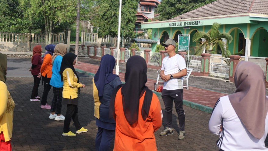 Semangat Pagi di Desa Cibeureum Kulon: Kades ajak Perangkat Desa, BPD dan LKD Awali Hari dengan Opsih dan Senam Bersama