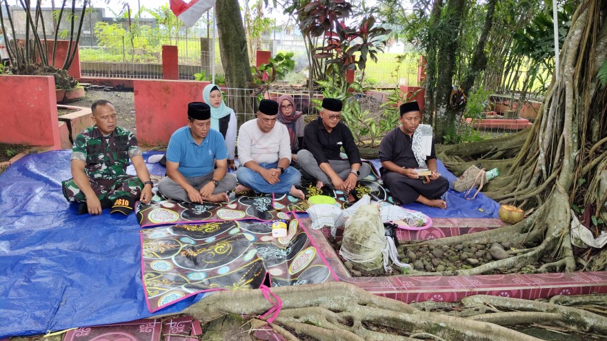 Kepala Desa dan Ketua BPD Ziarah ke Makam Mbah Beureum Jelang Hari Desa Nasional