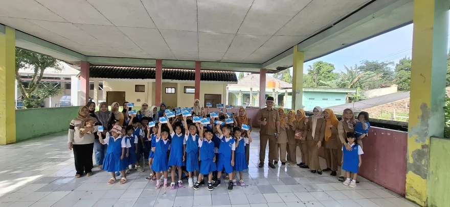 35 Siswa TKNP Cimalaka Terima Kartu Identitas Anak, Kepala Desa Cibeureum Kulon Serahkan Secara Simbolis