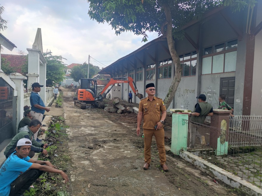 Kepala Desa dan Ketua BPD Tinjau Kerja Bakti Penataan Lahan untuk Hari Desa Nasional 2025