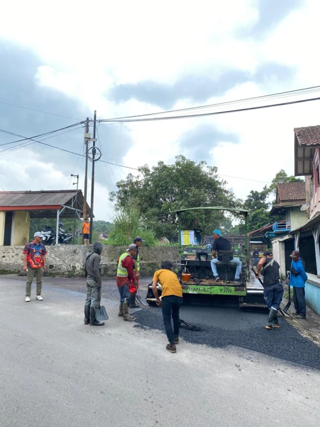 Pemdes Cibeureum Kulon Bangun Hotmix Jalan Hari Krida Pertanian di Awal Tahun, Manfaatkan PAD Desa